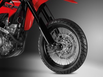 La transformation en supermotard aura-t-elle transformé le CRF 250 en bête à virages ? Photo : Honda