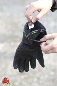 Essai gants Held Touring Star. Photo : Bertrand Dussart Deux compartiments dans un seul gant, l'un étanche, l'autre aéré ? Malin, mais il fallait y penser...