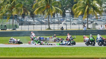 Le team Kawasaki a perdu ses deux pilotes dans la chute collective du début de la première course.