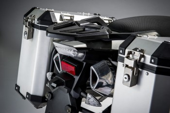 Valises en aluminium, feu et clignotants à LED, double sortie d'échappement... Une dotation étonnamment riche !