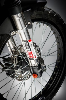 La fourche Fast Ace impressionne sur une machine aussi abordable, avec ses réglages en détente et compression !
