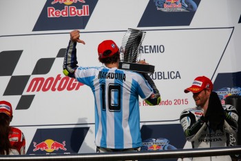 GP d'Argentine, Termas de Rio Hondo, MotoGP. Photo : motogp.com Faut-il y voir un hommage à Diego Maradona (Rossi est fan) ou bien l'évocation d'un dixième titre en vue ? Un peu des deux probablement...