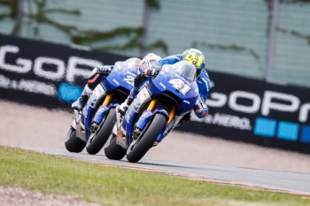 GP d'Allemagne 2015, Sachsenring, MotoGP. Photo : motogp.com Grosse bagarre entre les deux pilotes Suzuki, dont les livrées commémoraient le 30e anniversaire de la GSX-R !