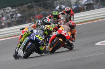 GP de Grande-Bretagne 2015, Silverstone, MotoGP. Photo : motogp.com Valentino Rossi va vite hausser le rythme, poussant Marc Márquez à la faute.