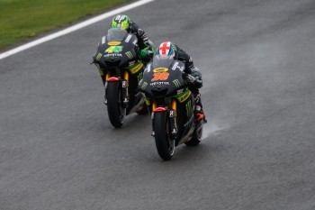 GP de Grande-Bretagne 2015, Silverstone, MotoGP. Photo : motogp.com Le duel entre les deux pilotes Tech 3 virera à l'avantage de Pol Espargaró, jusqu'à la chute de celui-ci. Bradley Smith, moins fougueux, reste sur ses roues...