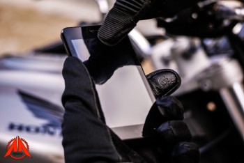 Essai gants Racer I-Vent. Photo : Simon Palatchi En gants modernes, ces I-Vent se dotent d'éléments capacitifs. Pour piloter un iPhone ?