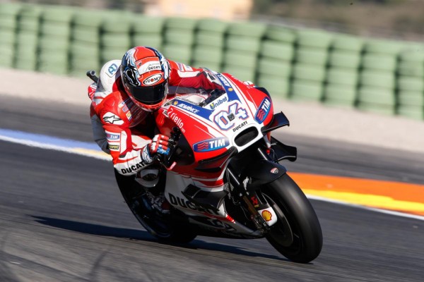 Essais MotoGP d’intersaison 2015-2016 à Valence, deuxième jour. Photo : motogp.com Profusion d'ailerons n'apporte pas toujours la performance. Malgré de faux airs de X-Wing Fighter, Andrea Dovizioso n'a que le 15e temps...