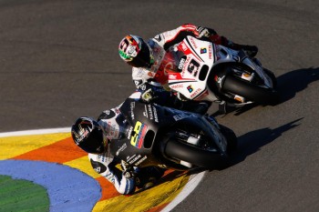 Une belle vue des différentes Ducati engagées. Ailerons et large prise d'air latérales pour la GP15 du team Pramac (Petrucci, n°9) et pas d'ailerons et une petite prise d'air pour la GP14.2 du team Aspar (Hernández, n°68). A comparer avec la GP16 officielle ci-dessous !