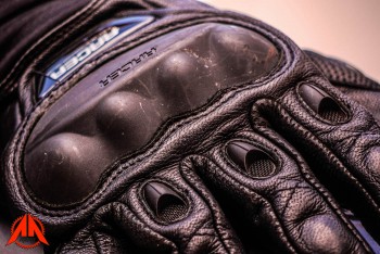 Essai gants Racer Uzzi. Photo : Simon Palatchi La coque de protection ne se sent pas, pas plus que les trois ventilations, peu efficientes.