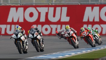 WorldSBK 2016, Buriram, Superbike. Photo : worldsbk.com Gross performance en seconde manche des BMW Althea, notamment Markus Reiterberger (21). Les Aprilia ne sont pas mauvaises non plus...